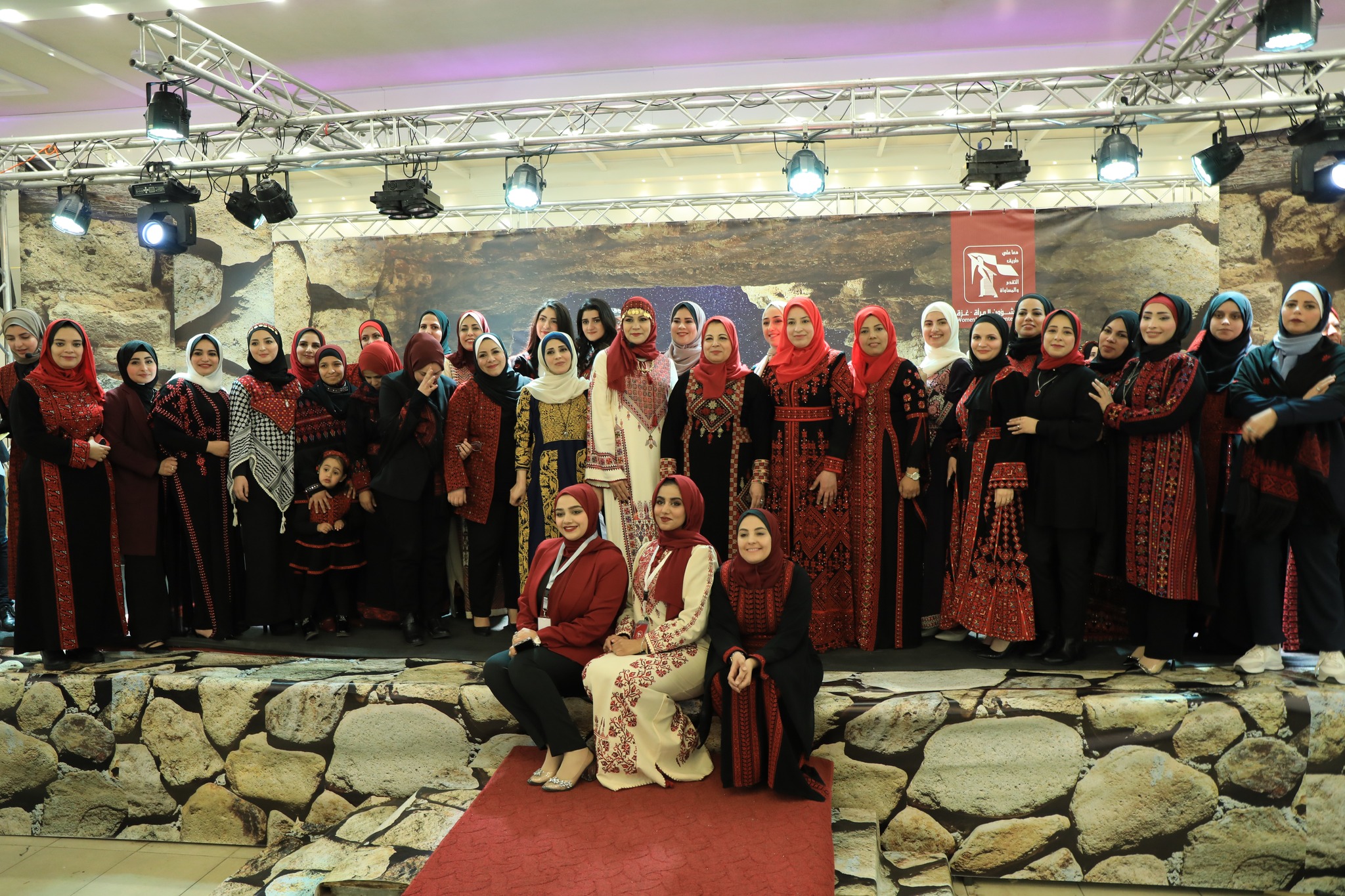 احياءً للثامن من آذار مركز شؤون المرأة ينظم حفلاً فلكلورياً فلسطينياً
